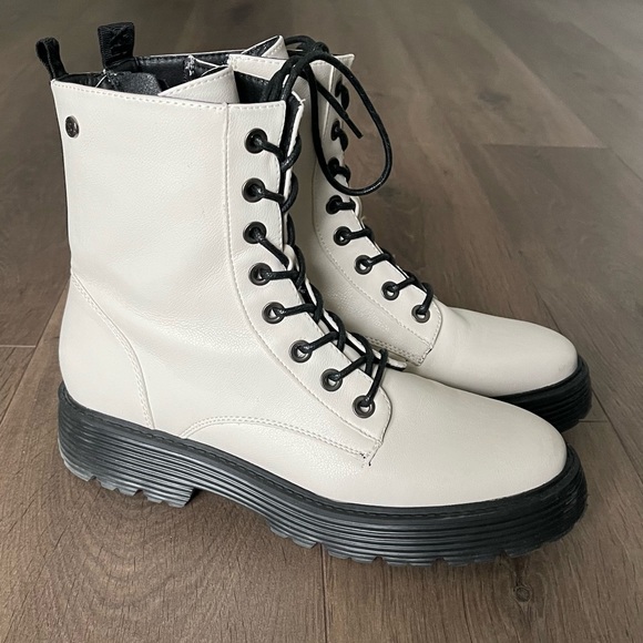 J bloom shoes, new condition, white, size 41 (us 10) - Picture 5 of 6